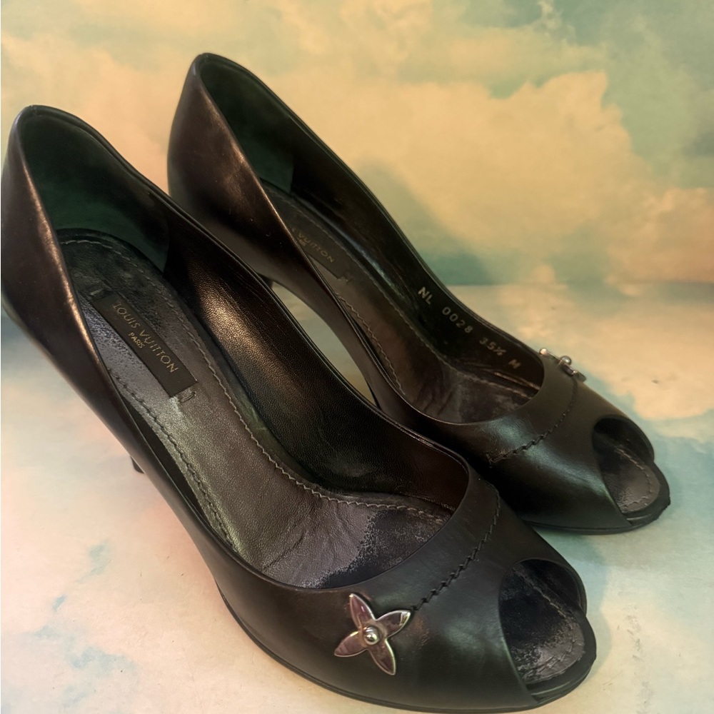 Louis Vuitton pumps size 5.5 M